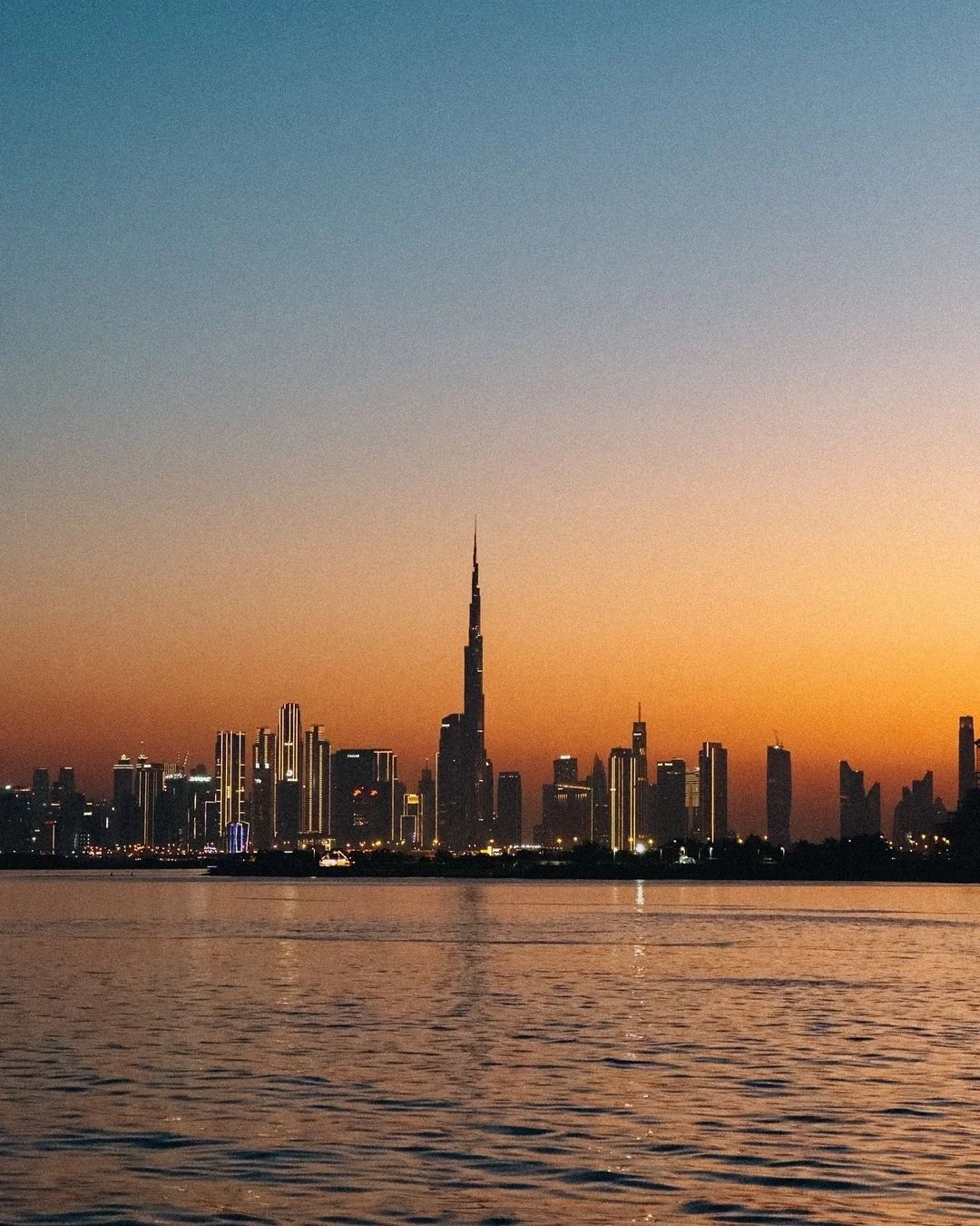La crique de Dubaï au crépuscule