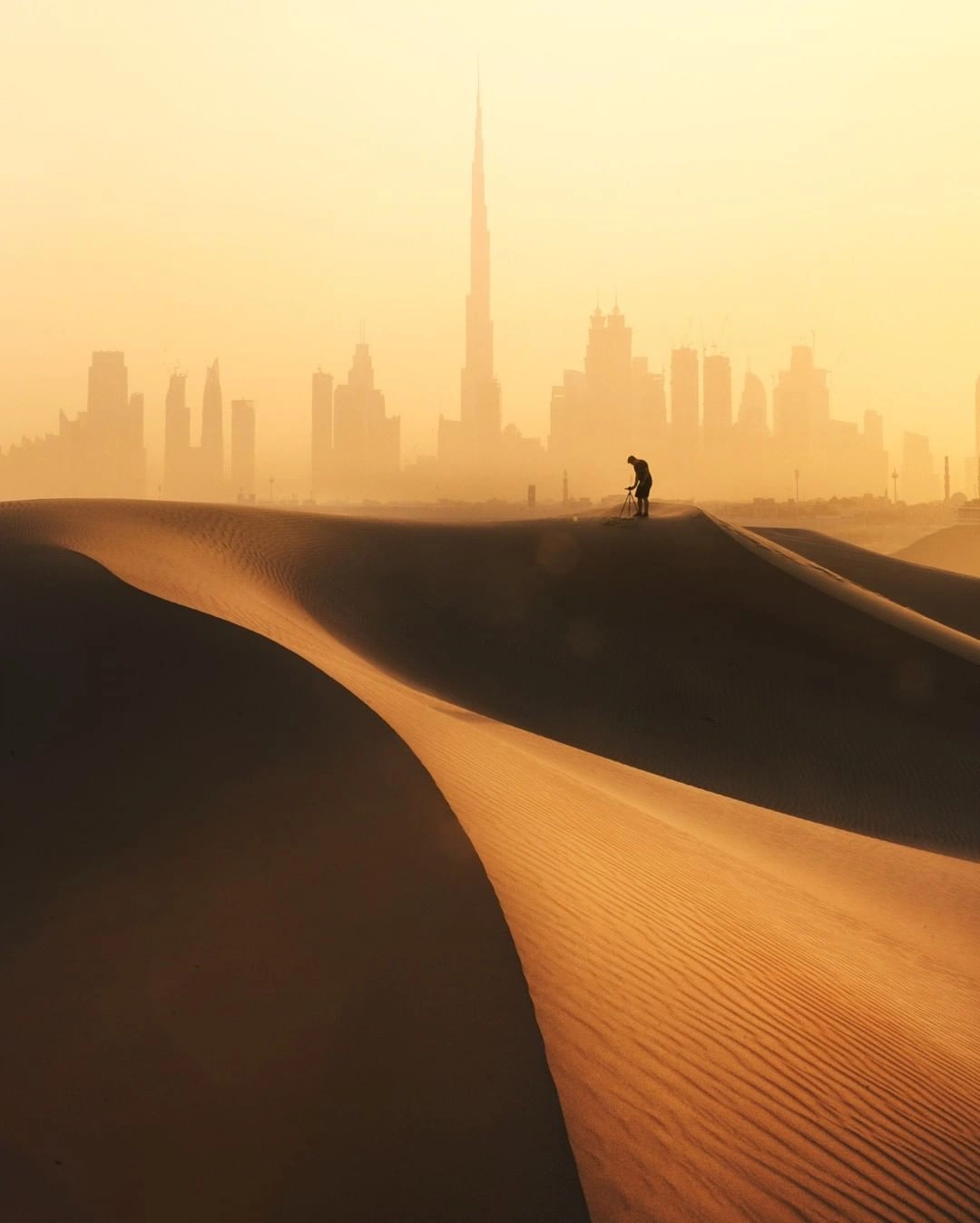 La dune et la silhouette de Dubaï dans la brume