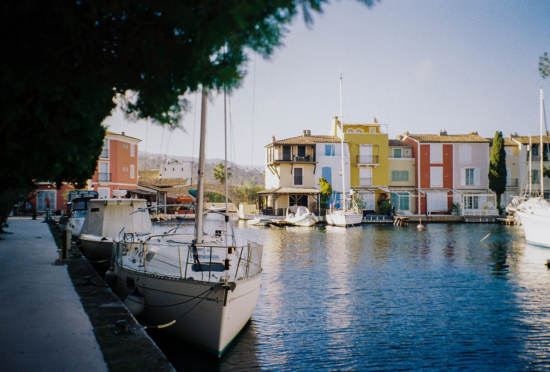 Un canal de la cité lacustre, à Grimaud