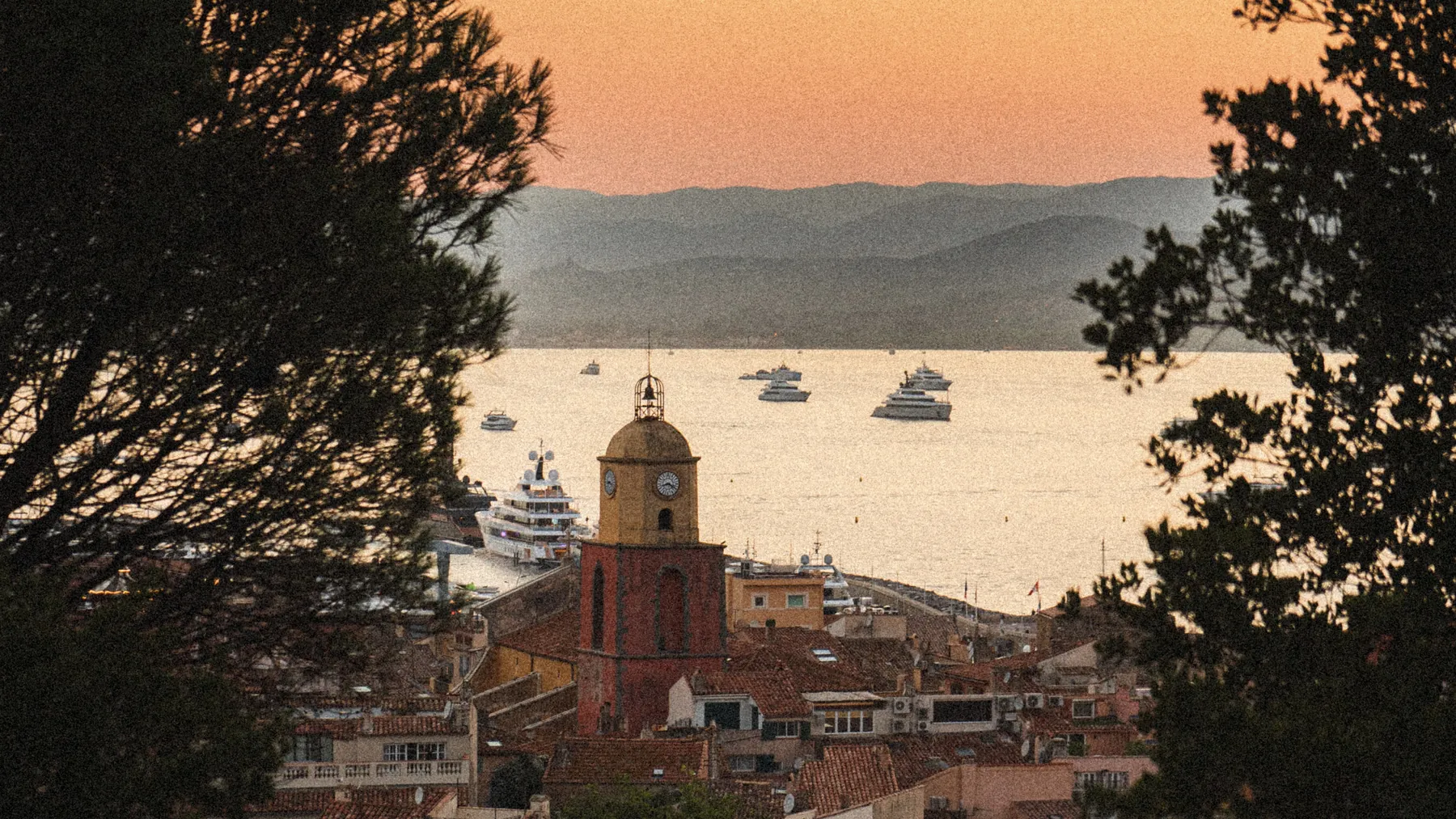 Le clocher de Saint-Tropez et la baie au couchant