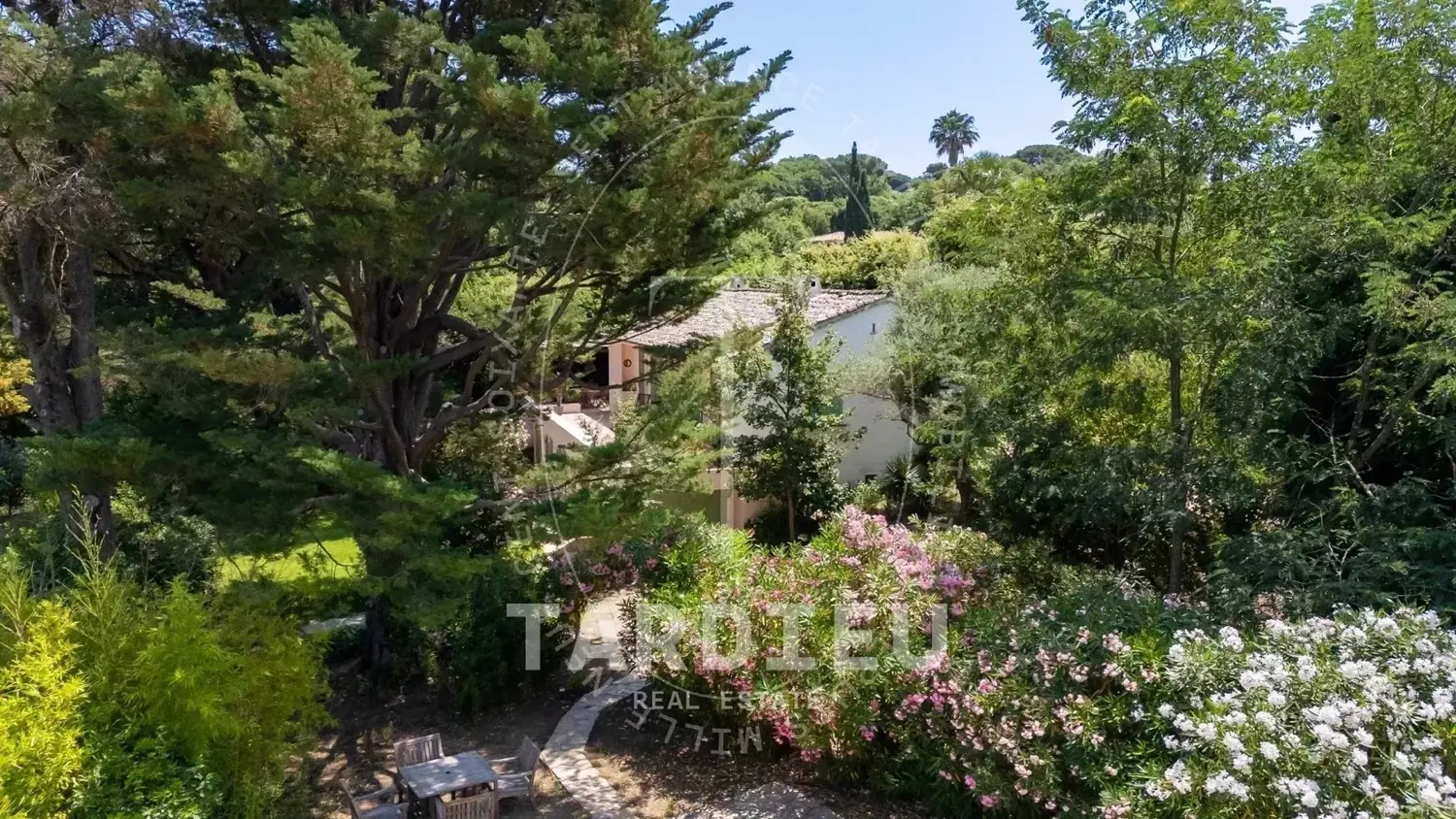 Villa Saint-Tropez, centre, cadre préservé