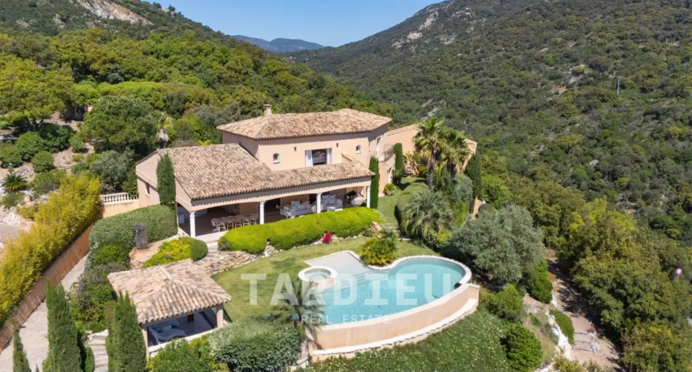 Grimaud : Villa 450 m², vue mer panoramique